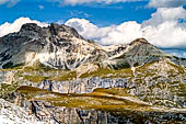 Trekking nel Parco Naturale Puez-Odle. Da Passo Gardena al Rifugio Puez, vista verso il Puez. 